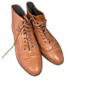 Mister Shoes size 8.5 brown lace up vintage booties perfect condition